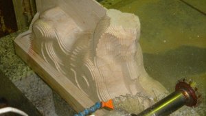Processo de produção de uma esfinge, apenas possível porque a Sopedra dispõe da mais moderna tecnologia para a transformação de granitos e mármores