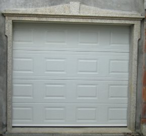 Portão de garagem em arco, produzido com granito da Sopedra.