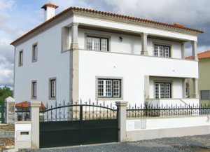 Vista frontal da casa, onde se pode apreciar os inúmeros componentes constrituídos por granito produzidos pela Sopedra.