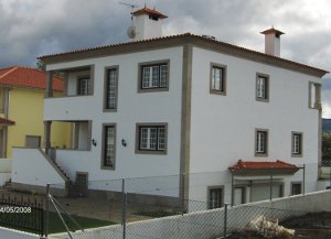 Vista da parte de trás da casa, onde se pode apreciar os inúmeros componentes constrituídos por granito produzidos pela Sopedra.