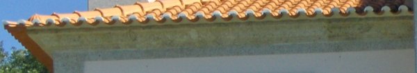 Pormenor da cornija, produzida em granito da Sopedra
