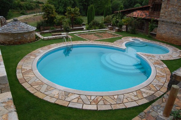 Piscina concebida e construída em granito da Sopedra