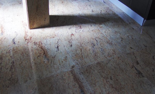 Chão de cozinha revestido por granito transformado pela Sopedra.