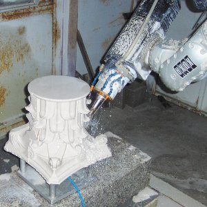 Fase do processo de fabrico de um capitel dórico, com a utilização dos modernos equipamentos de transformação de pedras ornamentais de que a Sopedra dispõe.