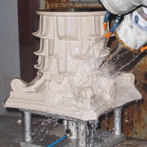 Fase do processo de fabrico de um capitel dórico, com a utilização dos modernos equipamentos de transformação de pedras ornamentais de que a Sopedra dispõe.