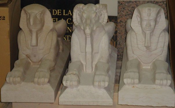 Várias esfinges em mármore concebidas e produzidas pela Sopedra