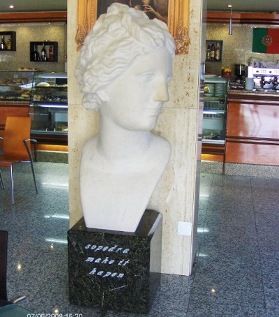 Estátua de Vénus no interior da Confeitaria D. Dinis, na cidade de Bragança.