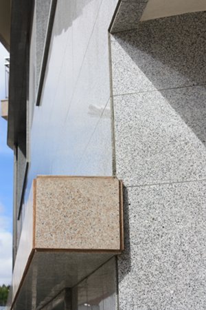 Fachada do Edifício da Estação, revestida com granito polido e colocado pela Sopedra.