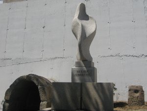 Vista de frente da Virgem de Sambade, estátua em granito concebida e produzida pela Sopedra.