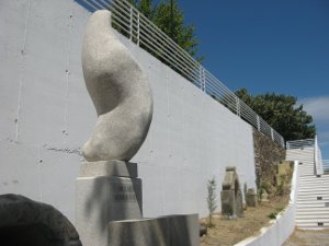 Vista lateral da Virgem de Sambade, estátua em granito concebida e produzida pela Sopedra.