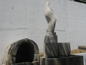 Vista lateral da Virgem de Sambade, estátua em granito concebida e produzida pela Sopedra.