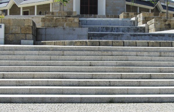 Escadaria exterior da nova catedral de Bragança, feita em granito transformado pela Sopedra.