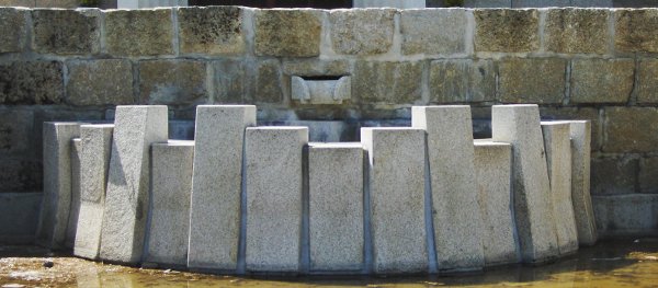 Fonte em granito, situada diante da porta principal da Catedral de Bragança.
