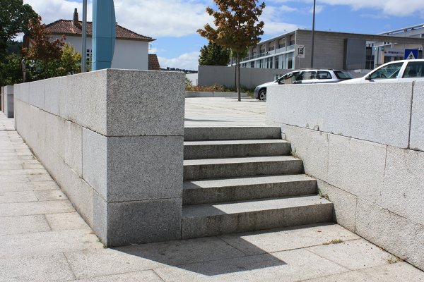 Escadas de acesso ao Parque de Estacionamento da Estação Rodoviária de Bragança
