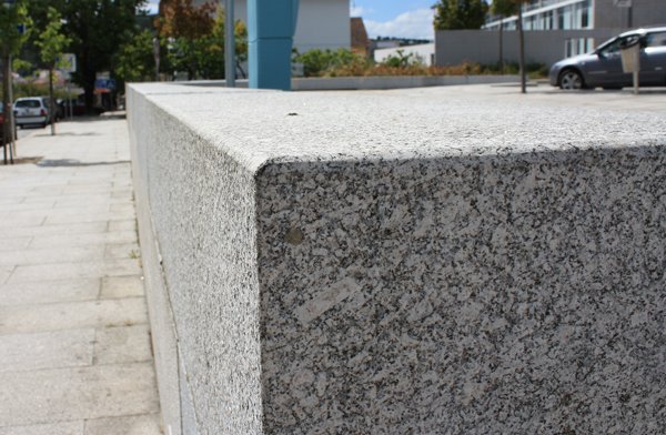 Detalhe do corte na esquina do muro - Parque de Estacionamento da Estação Rodoviária de Bragança
