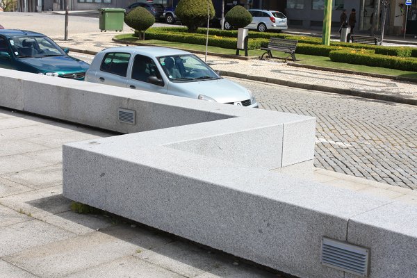 Detalhes dos cortes nas esquinas centrais do muro - Parque de Estacionamento da Estação Rodoviária de Bragança
