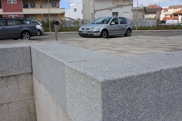 Detalhes dos cortes nas esquinas centrais do muro - Parque de Estacionamento da Estação Rodoviária de Bragança