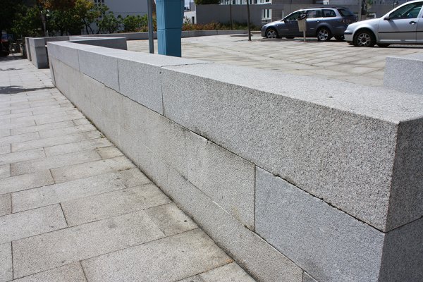 Muro e passeio em granito - Parque de Estacionamento da Estação Rodoviária de Bragança