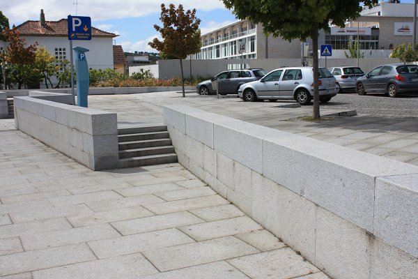 Muro, passeio e escadas em granito - Parque de Estacionamento da Estação Rodoviária de Bragança