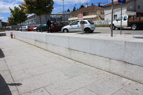 Muro e passeio em granito - Parque de Estacionamento da Estação Rodoviária de Bragança