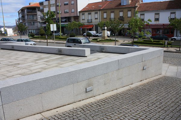 Muro em granito e rampa de acesso - Parque de Estacionamento da Estação Rodoviária de Bragança