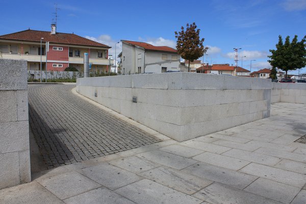 Muro em granito e rampa de acesso - Parque de Estacionamento da Estação Rodoviária de Bragança