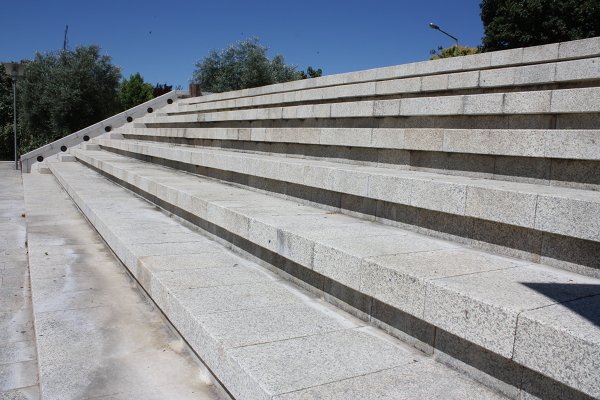 Bancadas do Parque Municipal de Vimioso, em granito da Sopedra