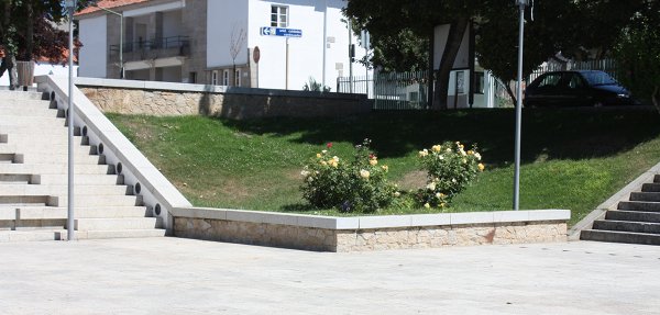 Bancadas e muros do Parque Municipal de Vimioso, em granito da Sopedra
