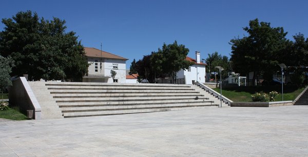 Bancadas e pavimentos do Parque Municipal de Vimioso, em granito da Sopedra