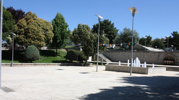 Chafariz e pavimentos do Parque Municipal de Vimioso