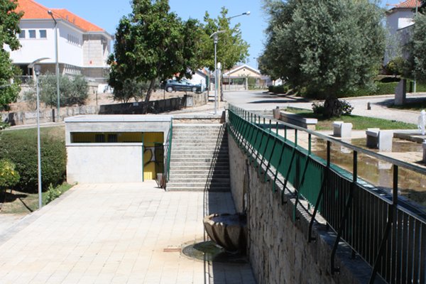 Escadas e tanque do Parque Municipal de Vimioso
