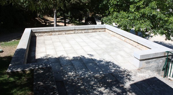Recanto do Parque Municipal de Vimioso, com pavimentos e muros em granito da Sopedra