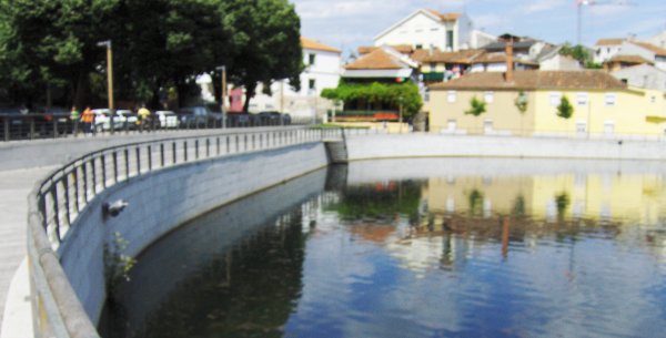 Parede em granito que delimita o Corredor Verde do Fervença, no centro da cidade de Bragança, na zona de intervenção do Programa Polis.