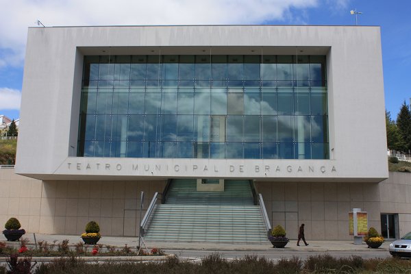 Fachada principal do Teatro Municipal de Bragança